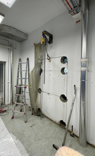 Betonbohren und Sägen: Mehrfache Kernbohrungen in Betonkonstruktion