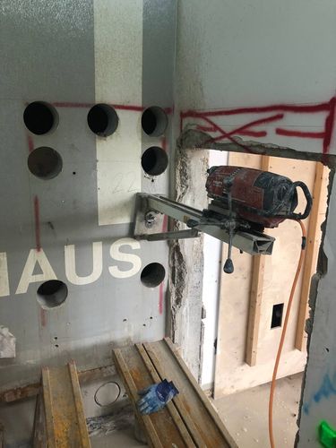 Kernbohrung in der Nähe für Sanitär- und Elektroinstallationen